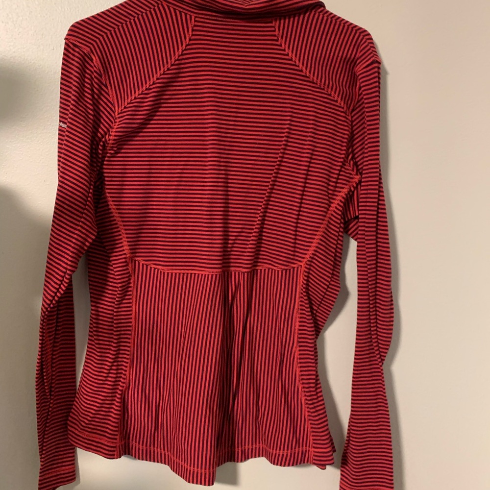Woman’s Columbia red stripe pullover L